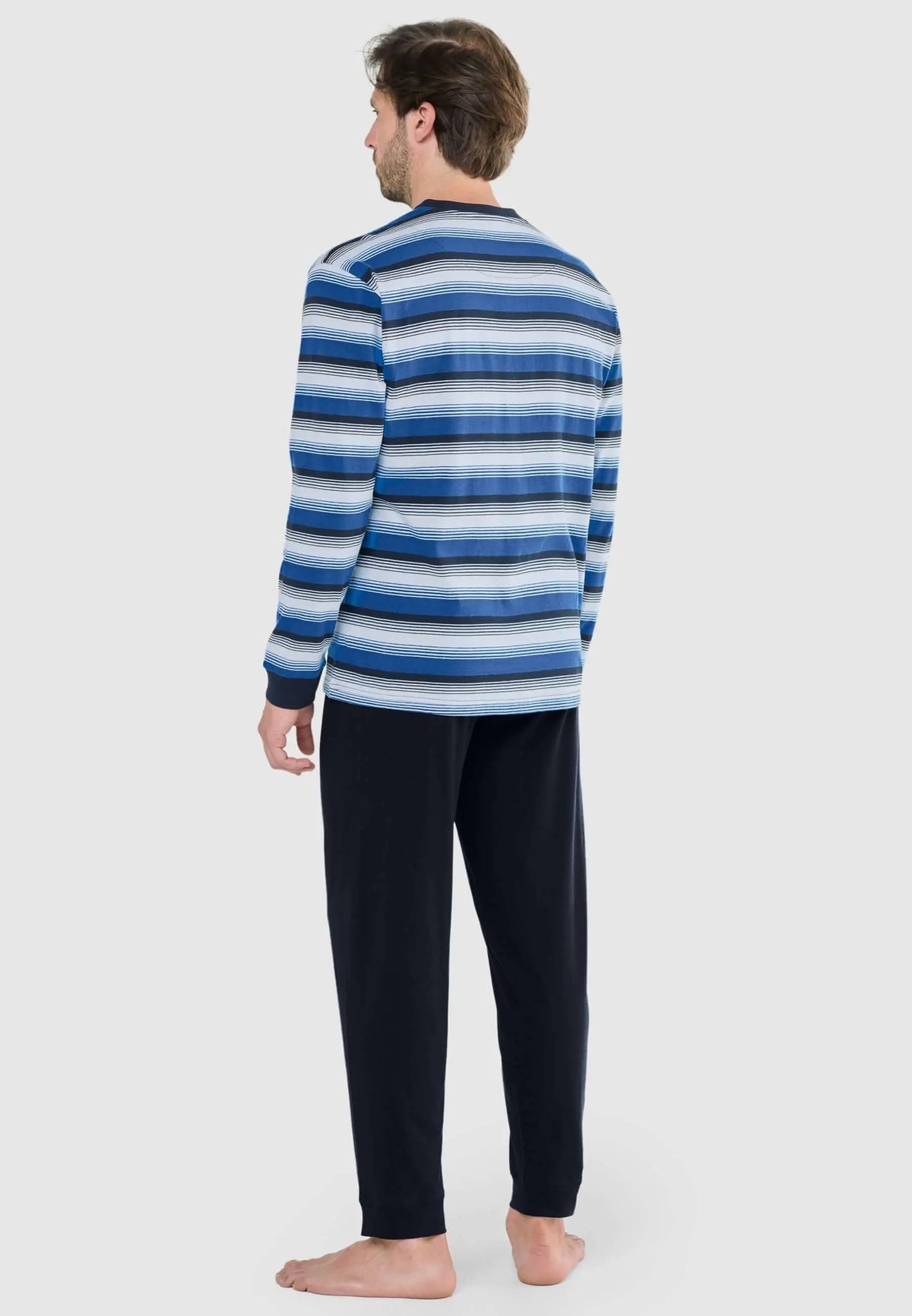 Pijama hombre: camiseta manga larga rayas azules y blancas, pantalón liso azul marino oscuro de tejido punto.