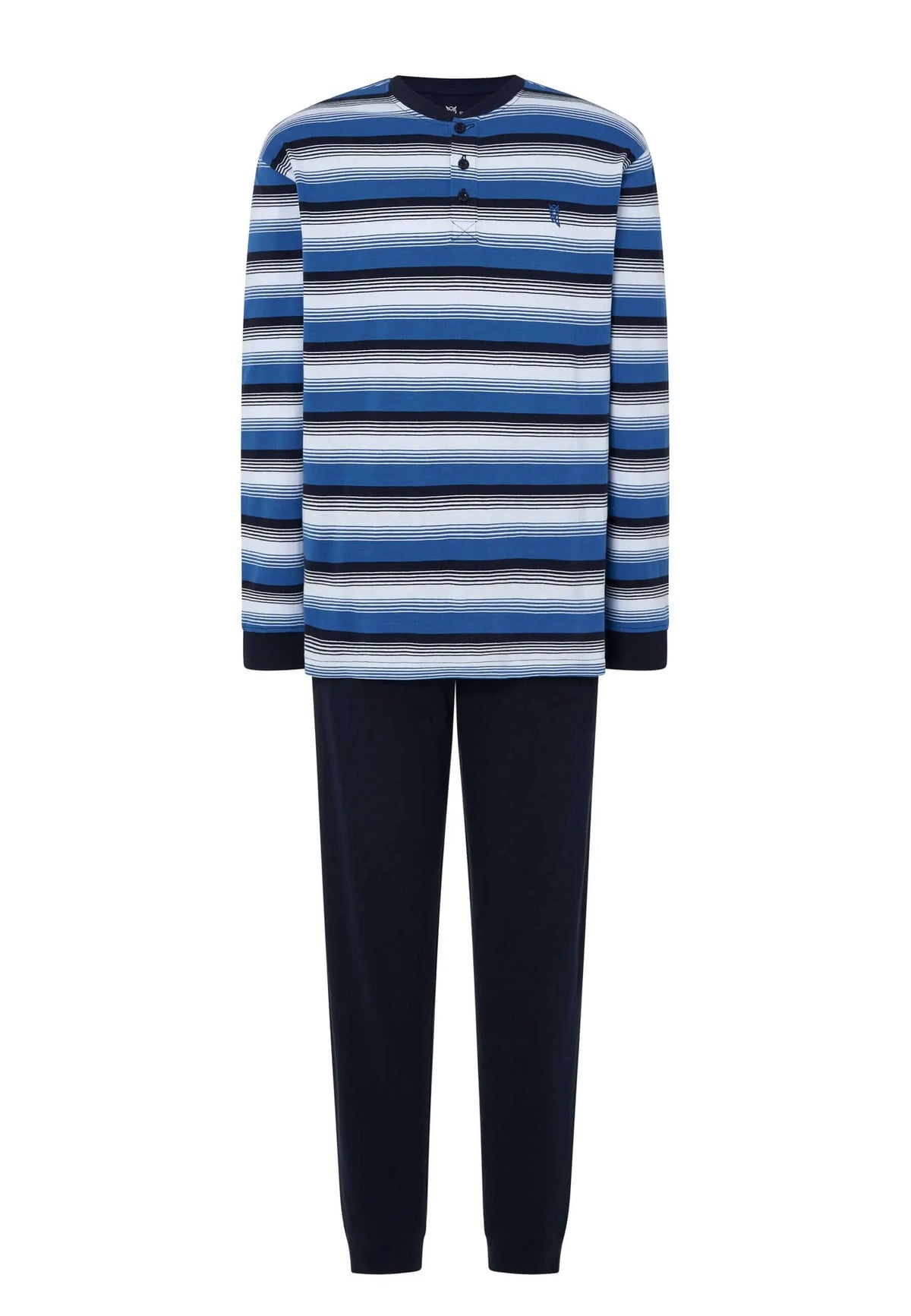 Pijama de hombre azul con camiseta de rayas horizontales, cuello henley con tres botones y pantalón largo liso oscuro.