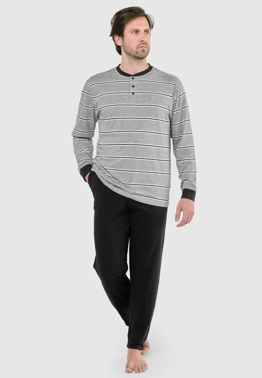 Hombre con pijama de punto: camiseta gris de rayas con tapeta de botones y pantalón largo liso de color negro.