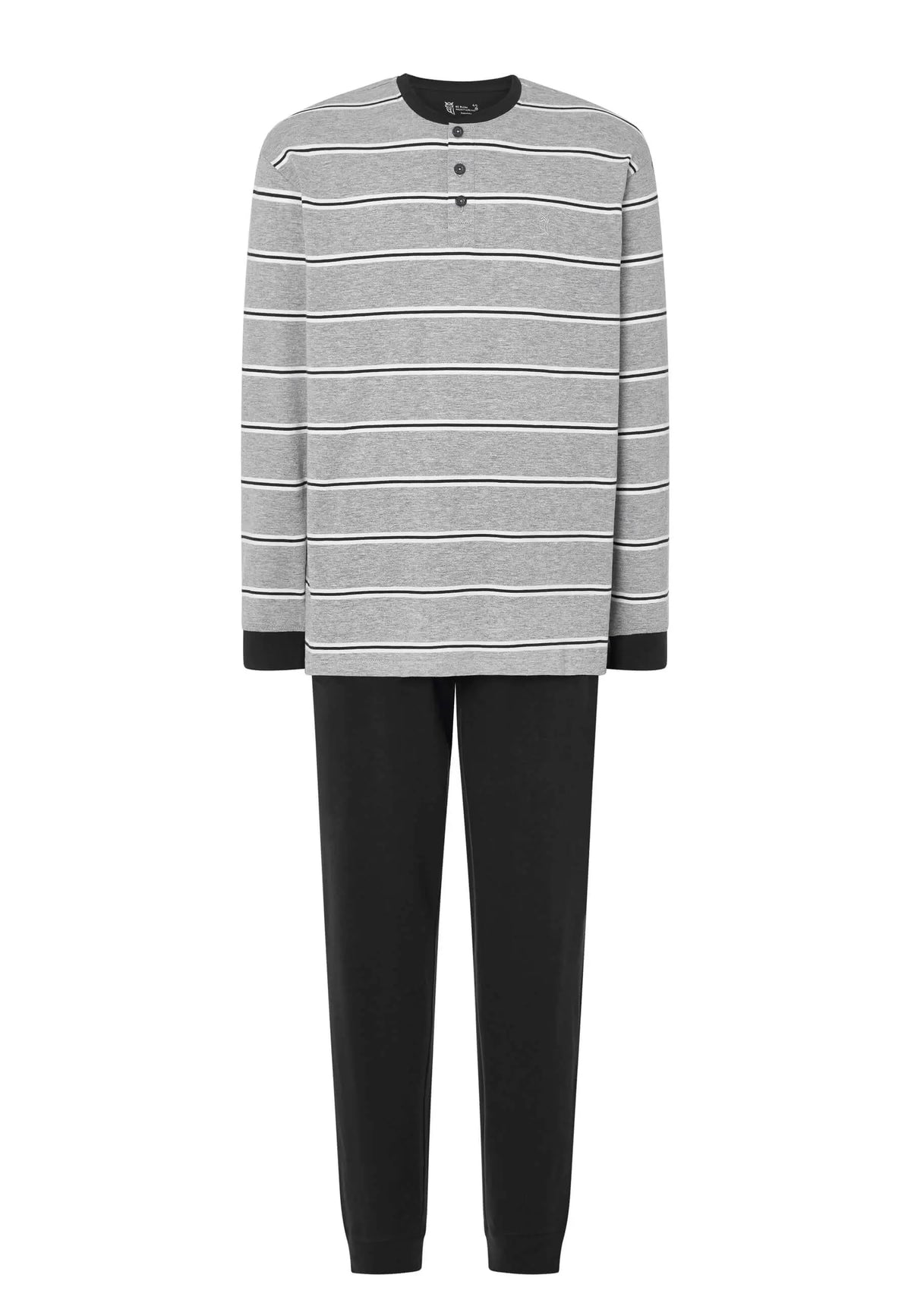 Pijama hombre gris de rayas con tapeta de tres botones, cuello redondo y pantalón largo negro de algodón.