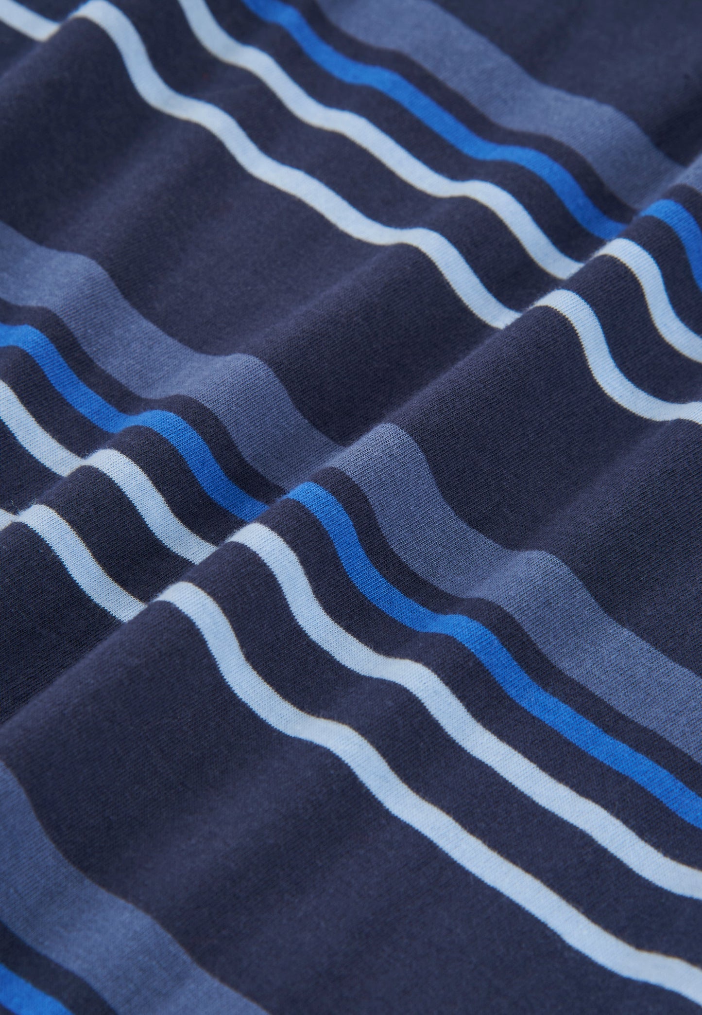 Camisa de algodón azul marino con rayas en tonos azules y grises, estilo casual y cómodo.
