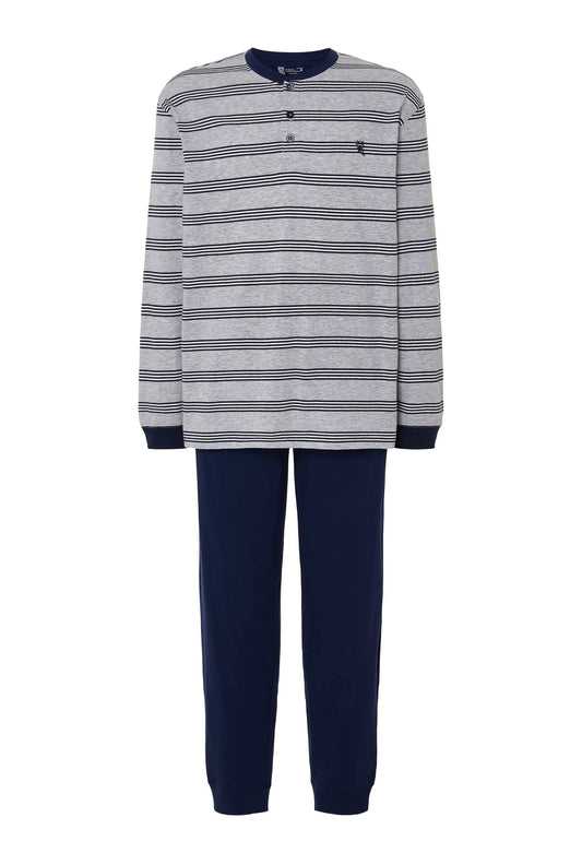 Pijama de hombre gris con rayas navy, de algodón suave y cómodo, ideal para descanso en casa.
