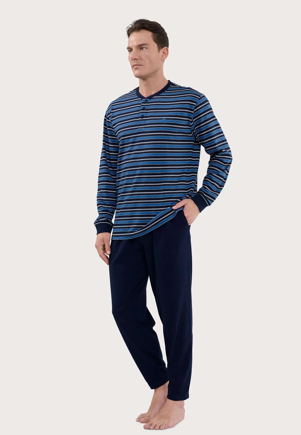Pijama de hombre azul con camiseta de rayas y botones, pantalón largo liso y tejido de punto cómodo de El Búho Nocturno.