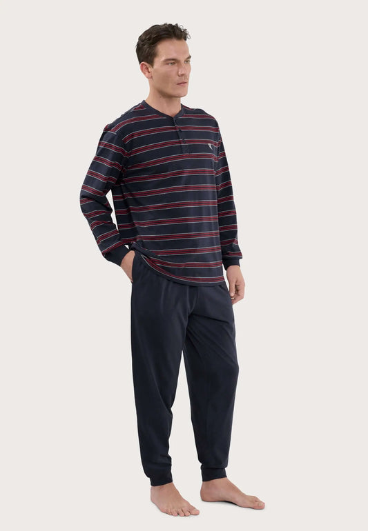 Pijama de hombre: camiseta de rayas azul/rojo con botones y pantalón liso azul marino, tejido de punto, marca El Búho.