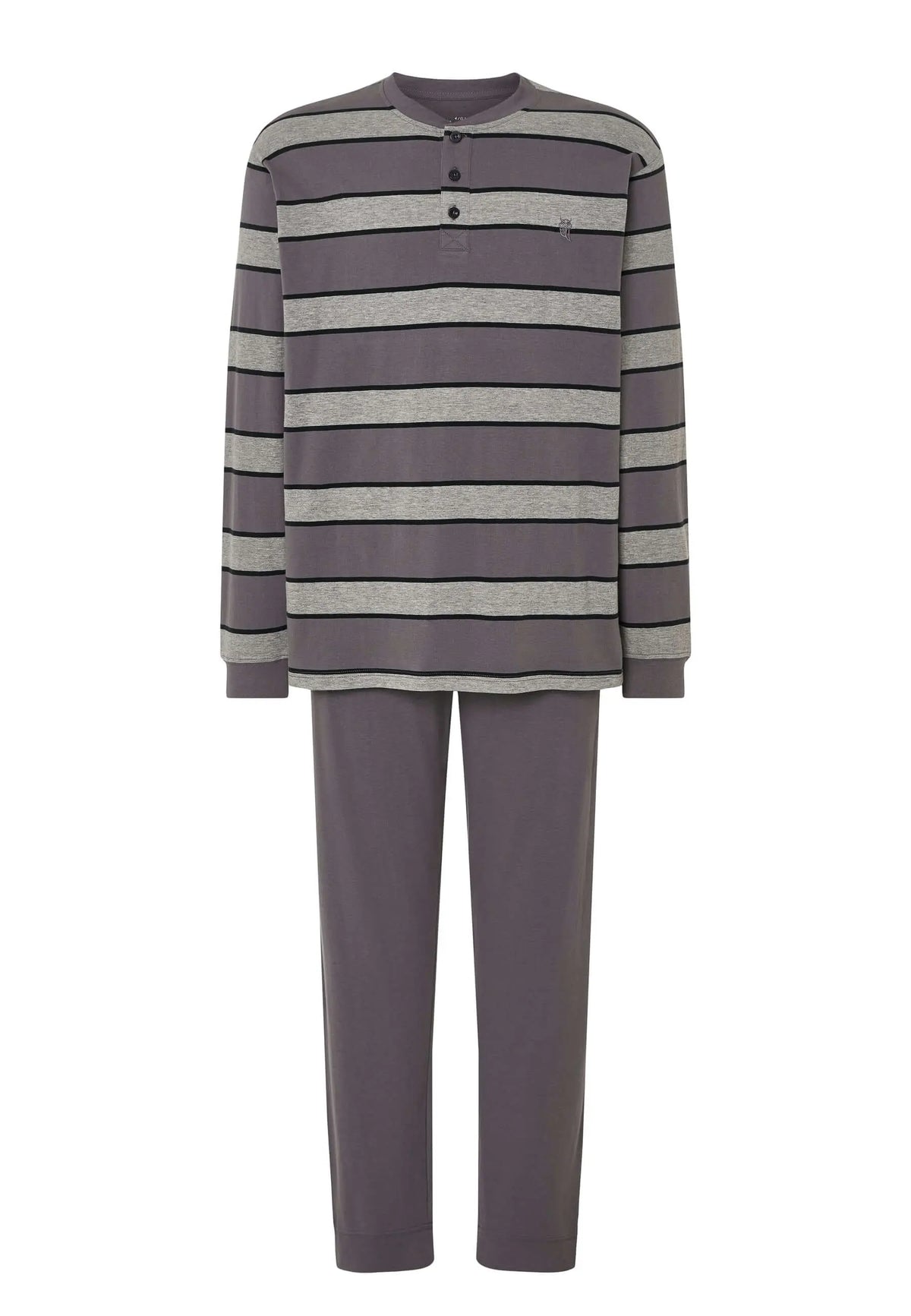 Pijama largo de hombre gris con camiseta de rayas horizontales, tapeta de botones y pantalón liso, marca El Búho Nocturno.
