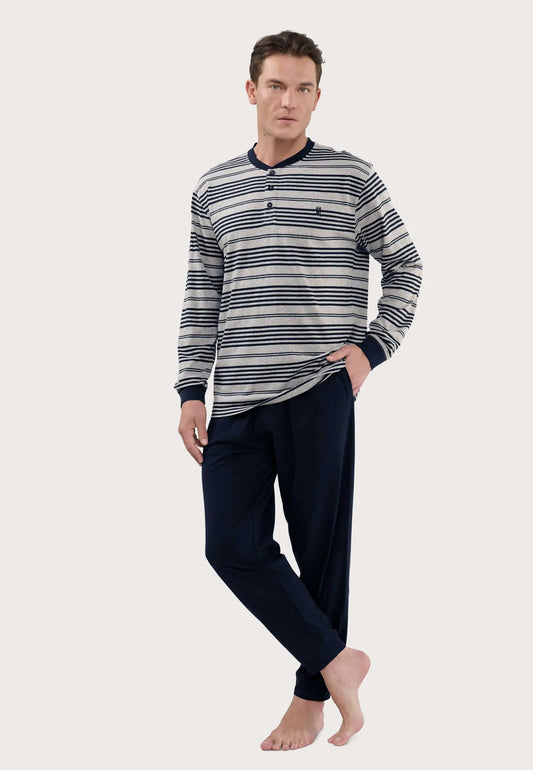 Pijama largo de hombre: camiseta gris a rayas con botones y pantalón azul marino liso, tejido de punto de algodón.