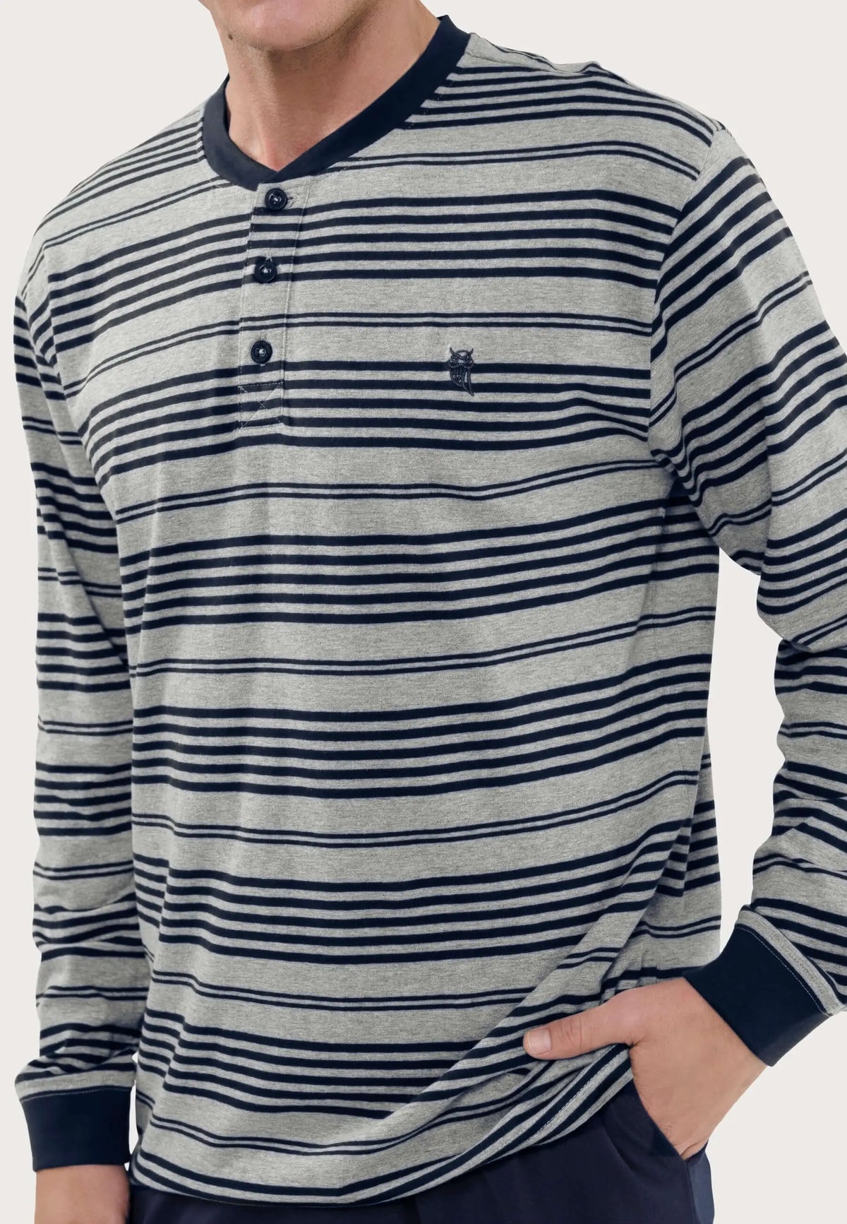 Pijama hombre gris de rayas con tapeta, tres botones y cuello azul marino. Tejido de punto de algodón.