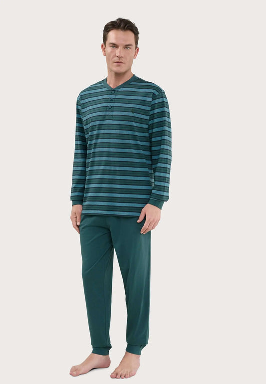 Pijama de hombre verde: camiseta de rayas con botones y pantalón largo liso en tejido de punto, puesto por modelo.