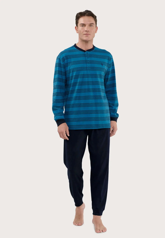 Pijama hombre: camiseta azul de rayas con tapeta y botones, pantalón largo liso azul marino. Algodón de punto.