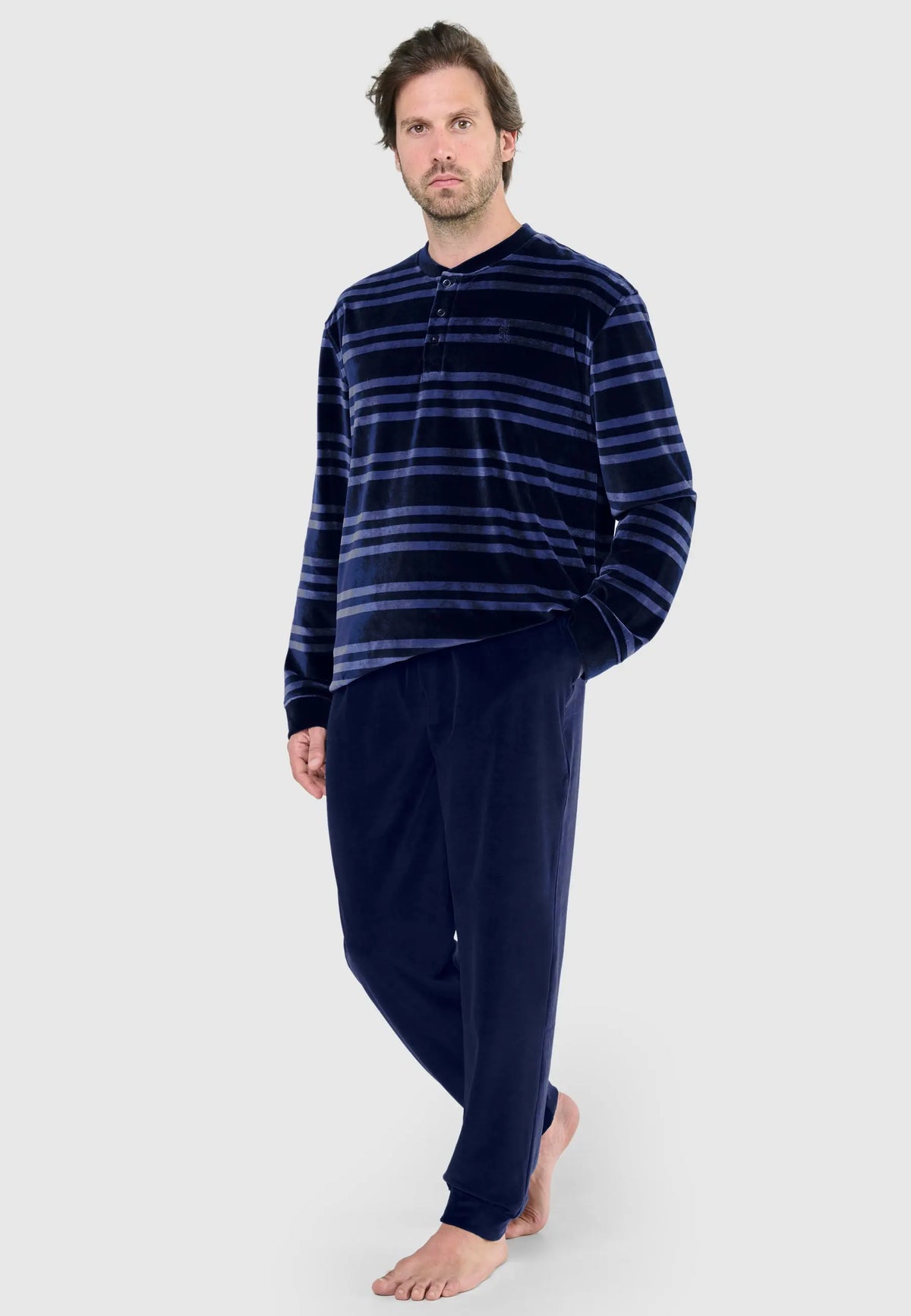 Hombre con pijama de invierno de terciopelo azul a rayas, estilo elegante, cálido y de ajuste cómodo.