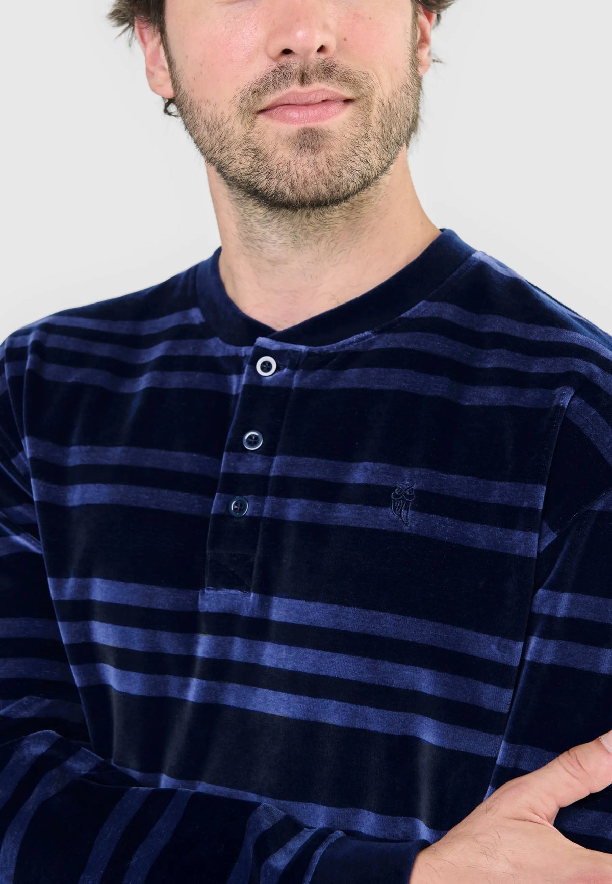 Pijama de hombre para invierno en terciopelo azul a rayas, estilo elegante con cuello abotonado y ajuste cómodo.