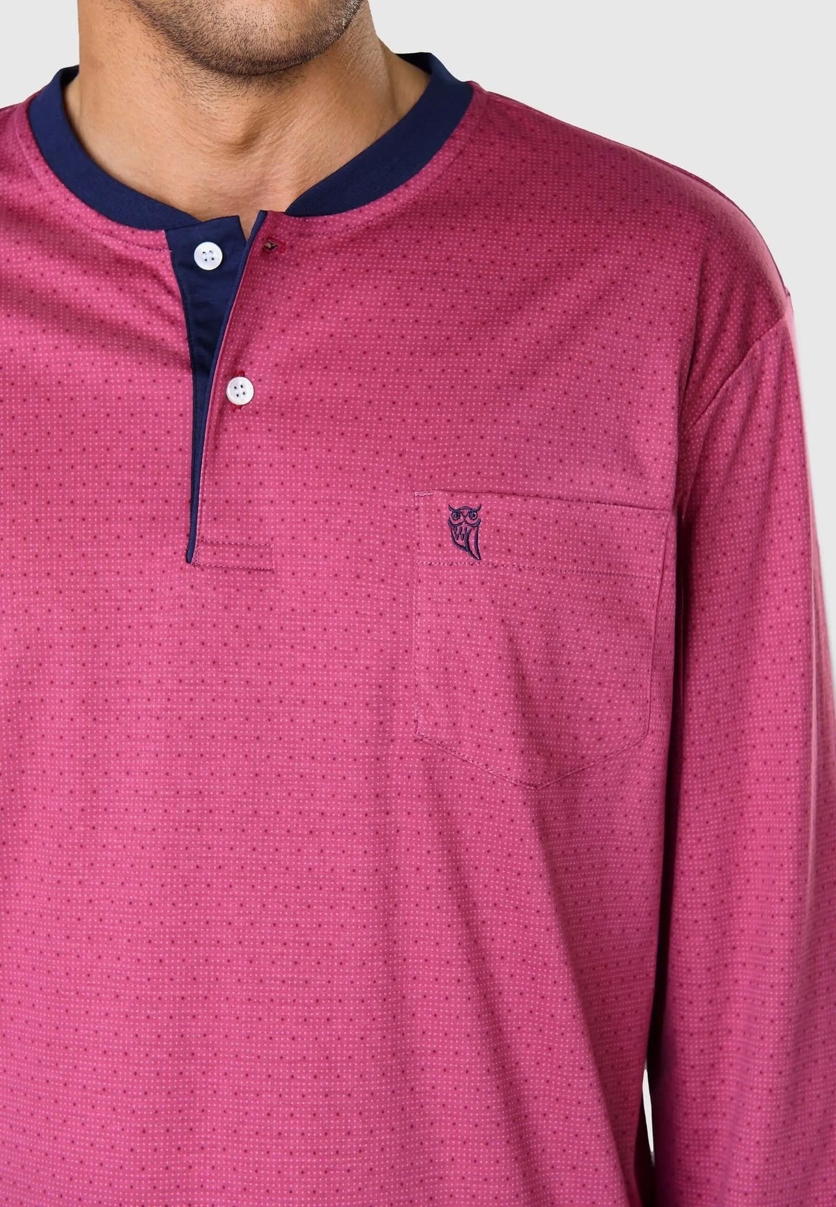 Pijama hombre rojo, estampado puntos, cuello tapeta azul marino, dos botones, bolsillo con logo búho bordado.