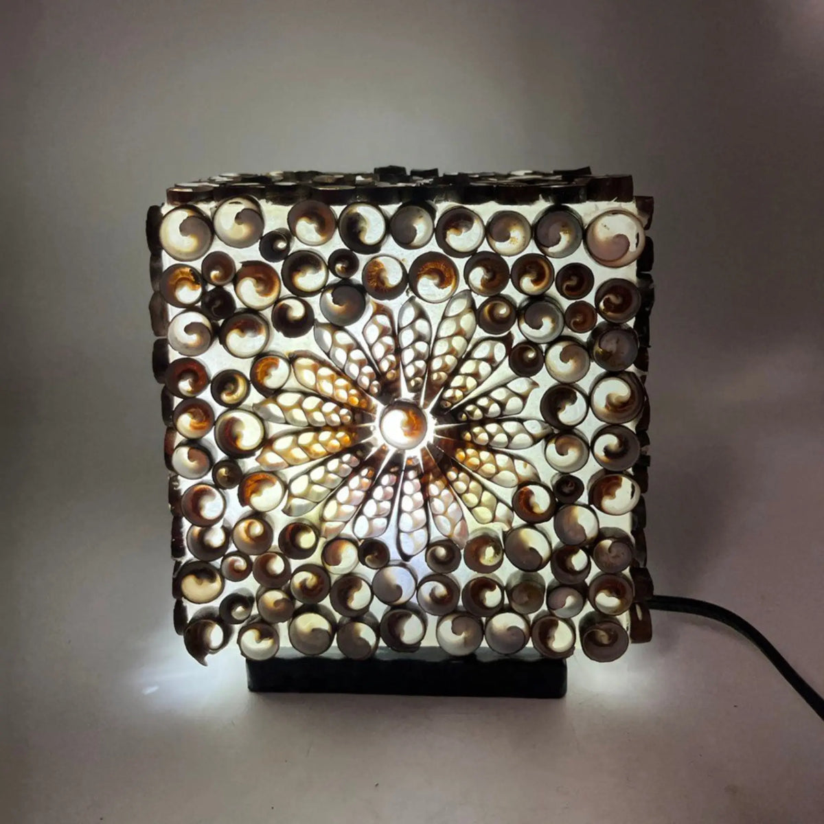 Lámpara cuadrada estilo boho de 15 cm, decorada con conchas marinas en tonos naturales que crean un diseño floral.