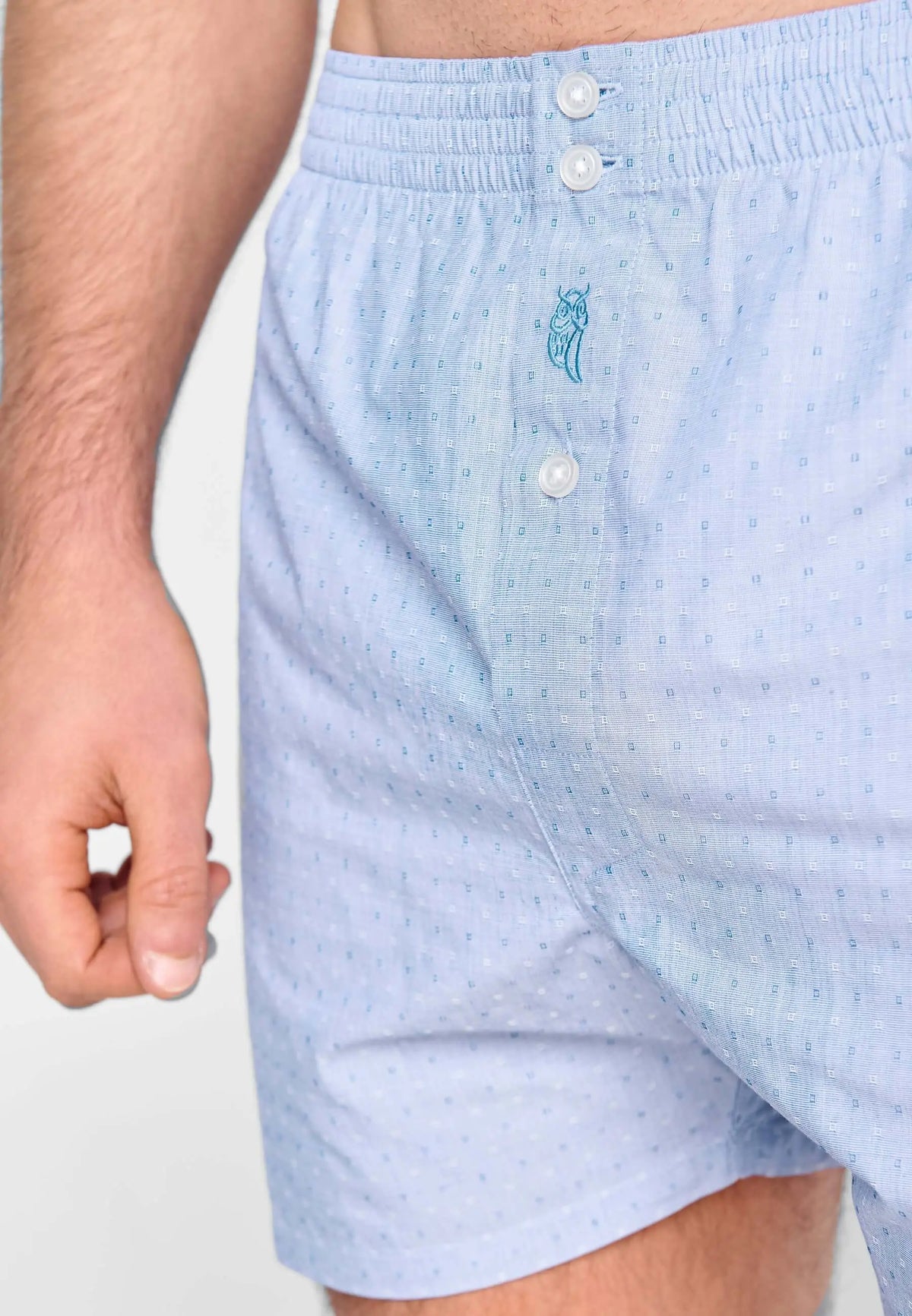 Calzoncillo bóxer holgado azul claro con estampado de puntos, cintura elástica con botones y tejido premium suave.