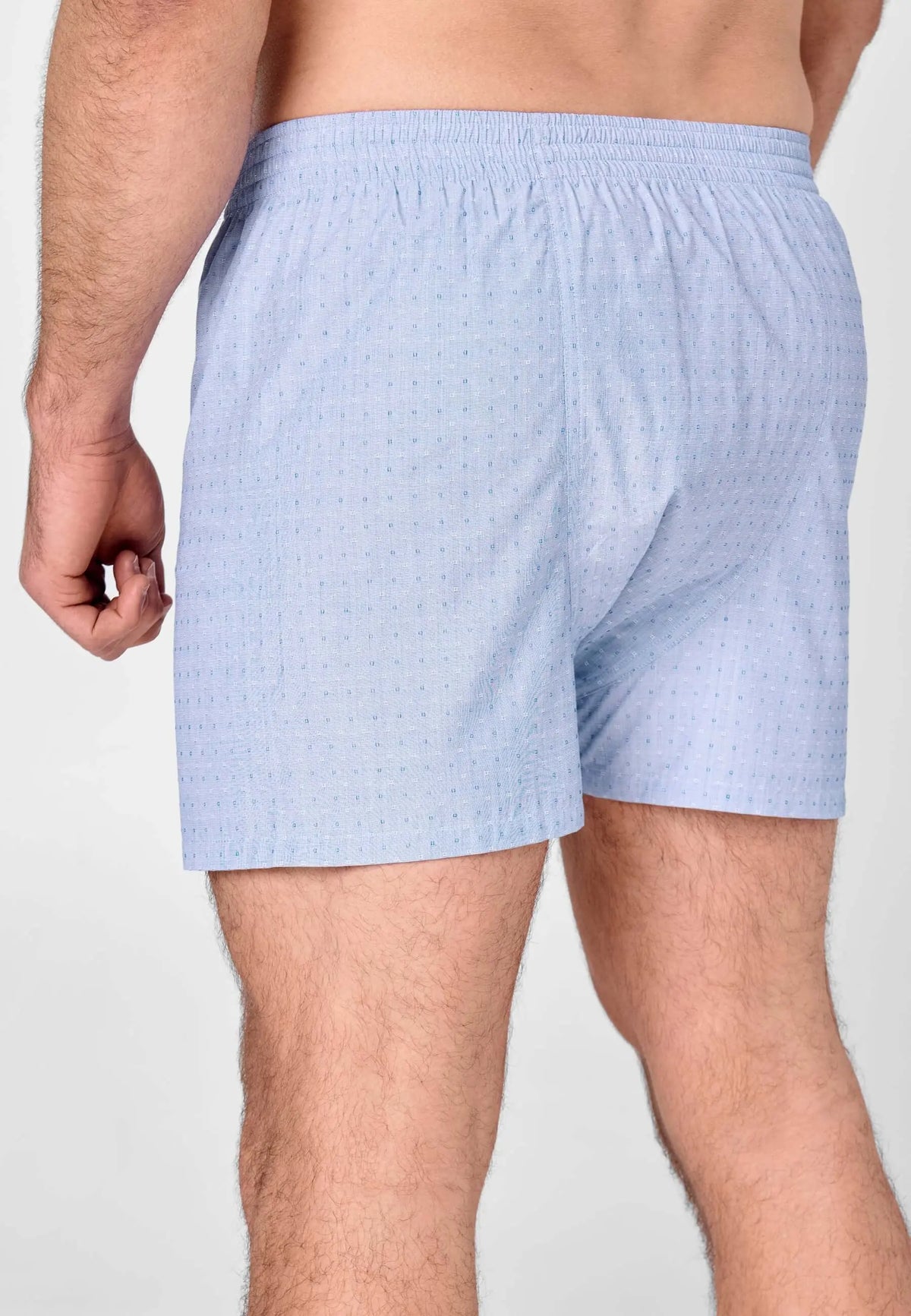 Bóxer holgado de hombre en color azul claro con estampado de puntos pequeños y cintura elástica cómoda.