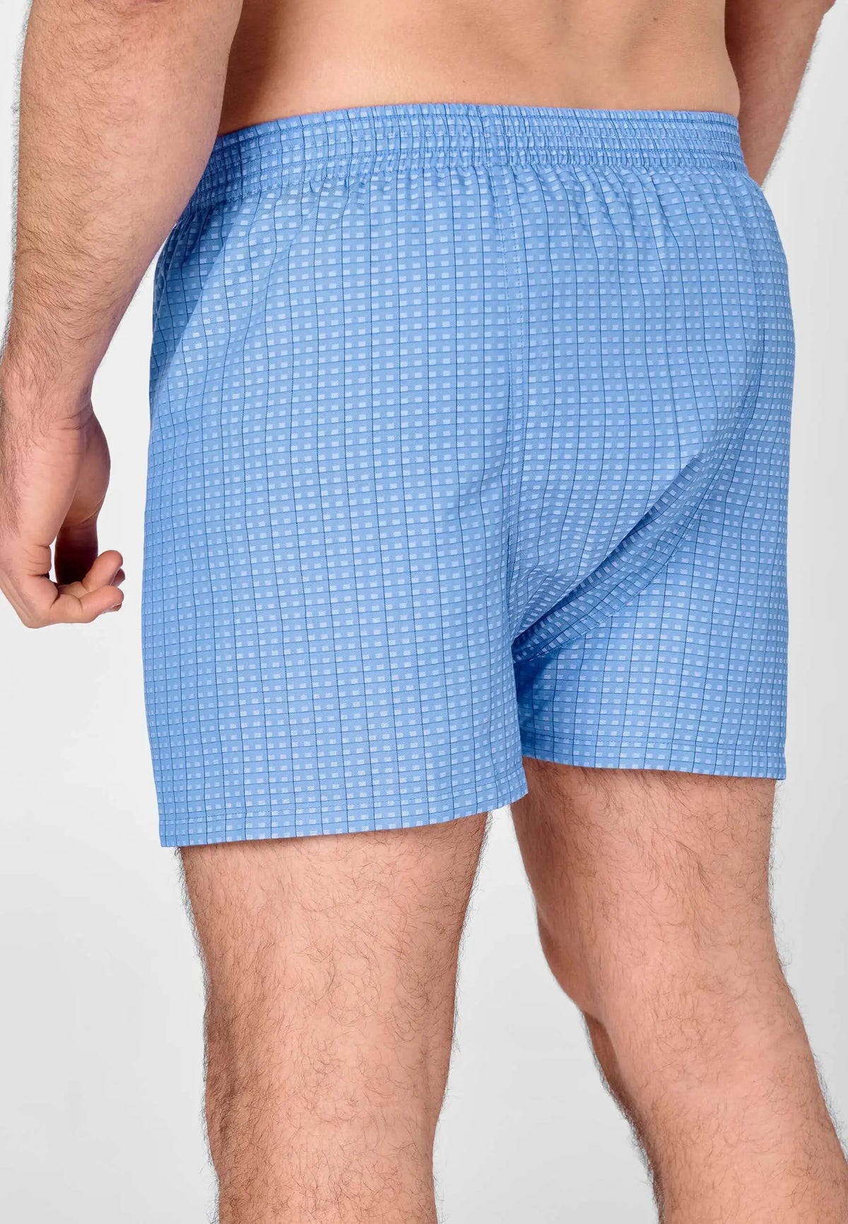 Calzoncillo bóxer azul de ajuste holgado con estampado de cuadros pequeños en tela ligera para hombre.