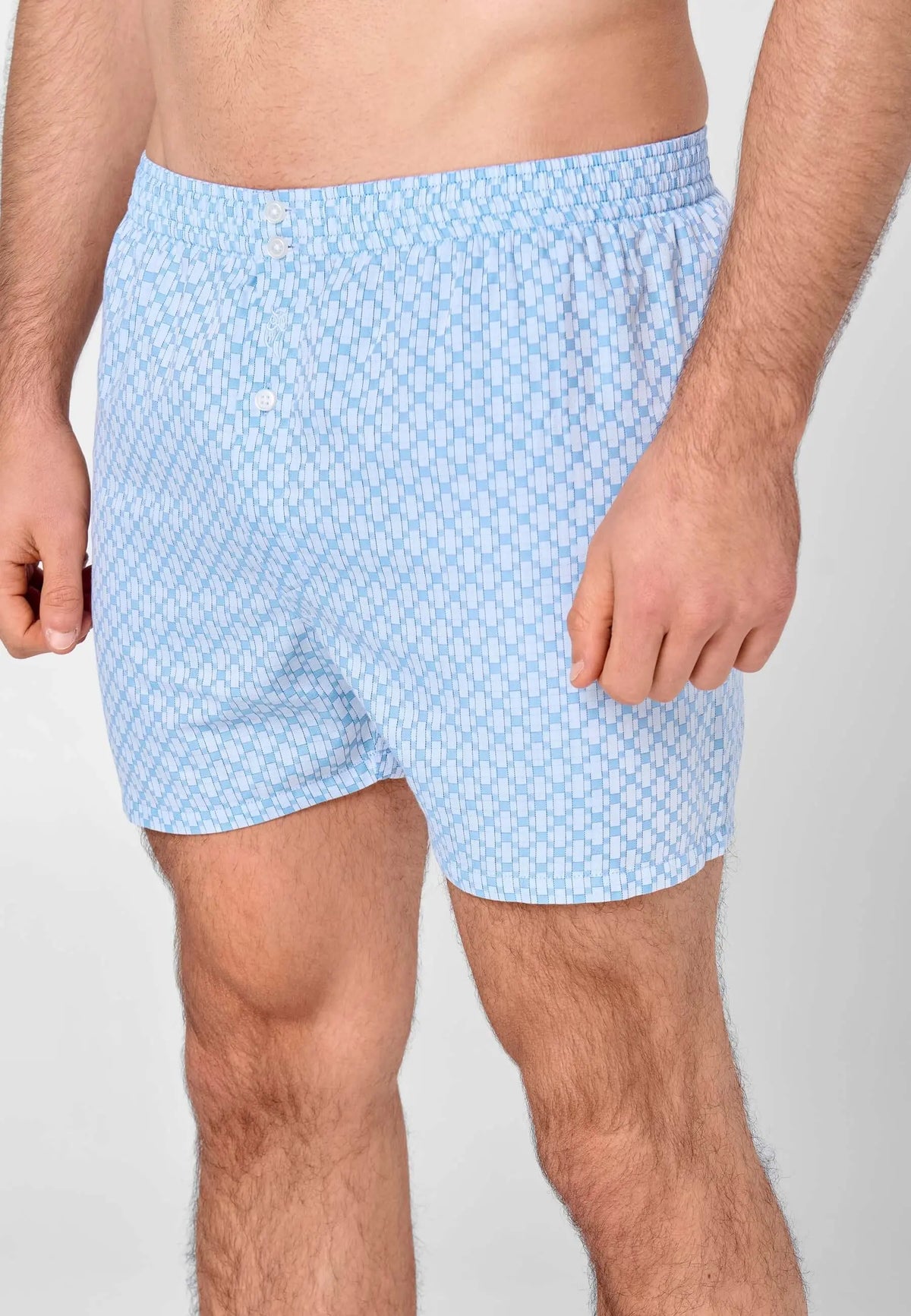 Calzoncillo bóxer holgado para hombre en color azul con estampado geométrico y botones frontales de ajuste cómodo.