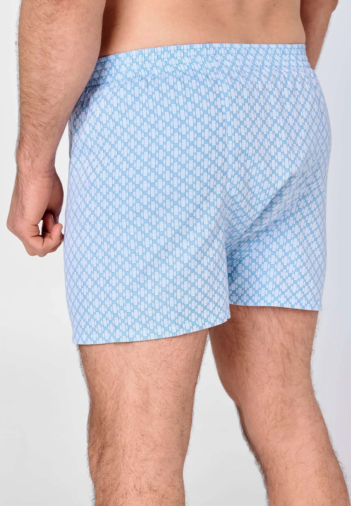 Bóxer de hombre estilo holgado en tela azul con estampado geométrico y pretina elástica para mayor comodidad.