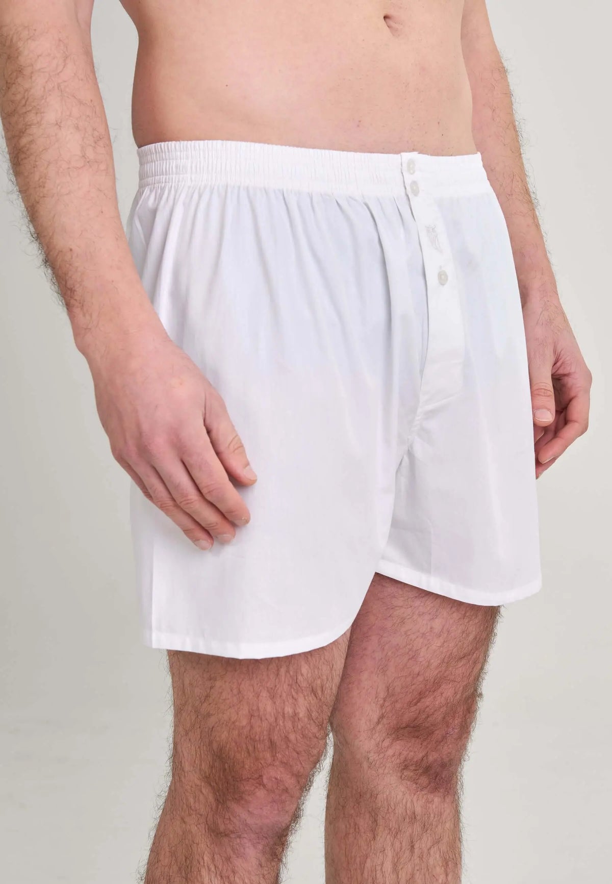 Calzoncillo bóxer para hombre de algodón blanco, corte holgado y liso con cintura elástica y botones.