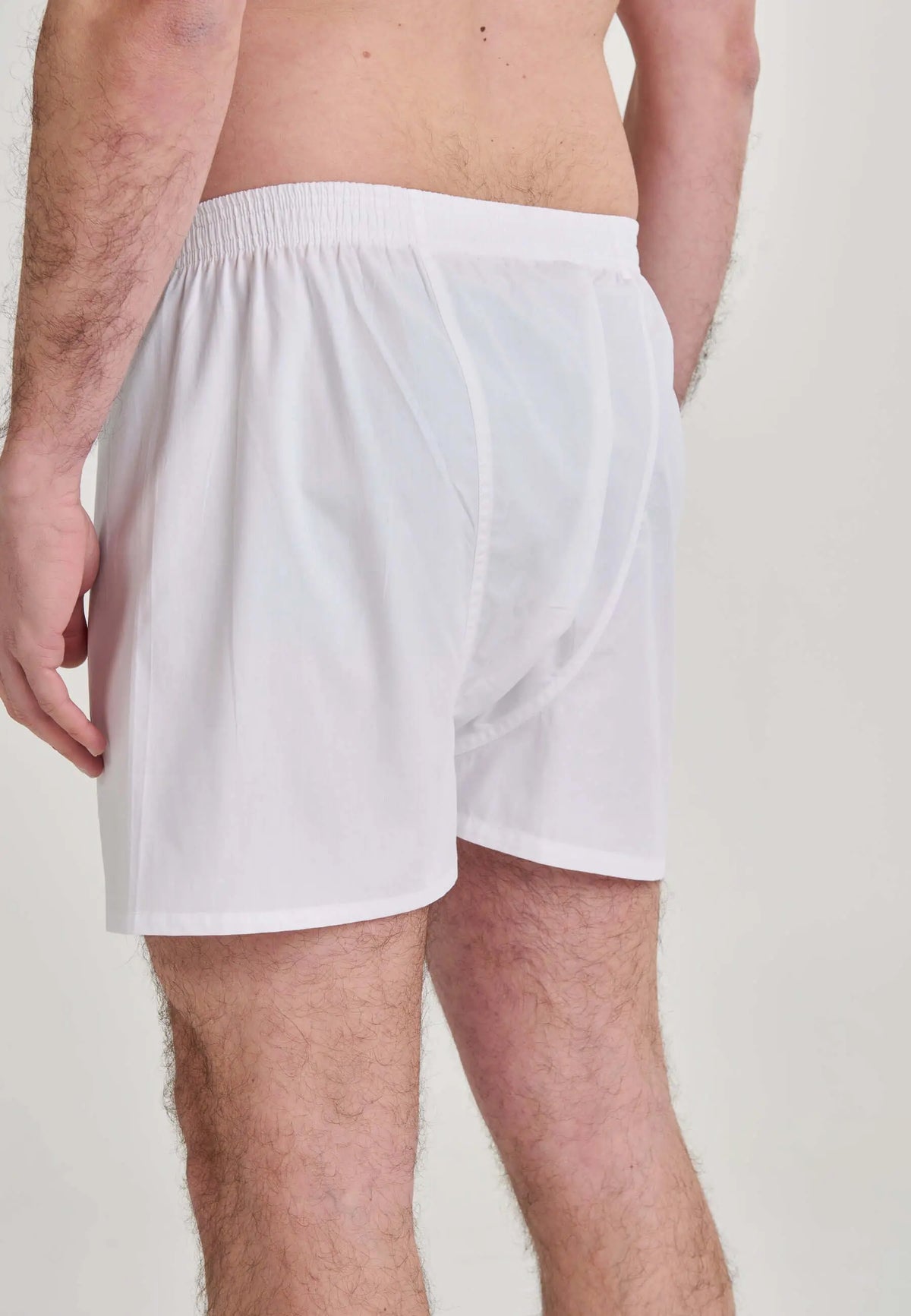 Calzoncillo bóxer para hombre de algodón blanco, corte holgado y liso con cintura elástica cómoda.