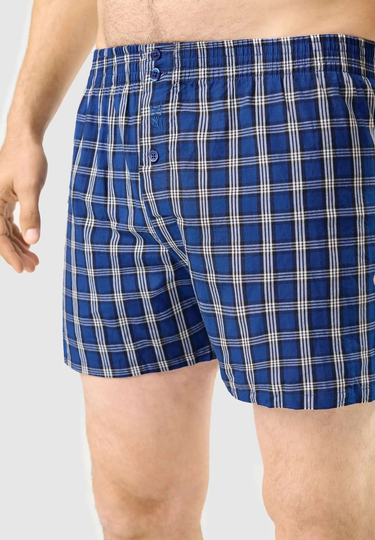 Calzoncillo bóxer para hombre de algodón con estampado de cuadros azules, ajuste holgado y botones en la parte frontal.