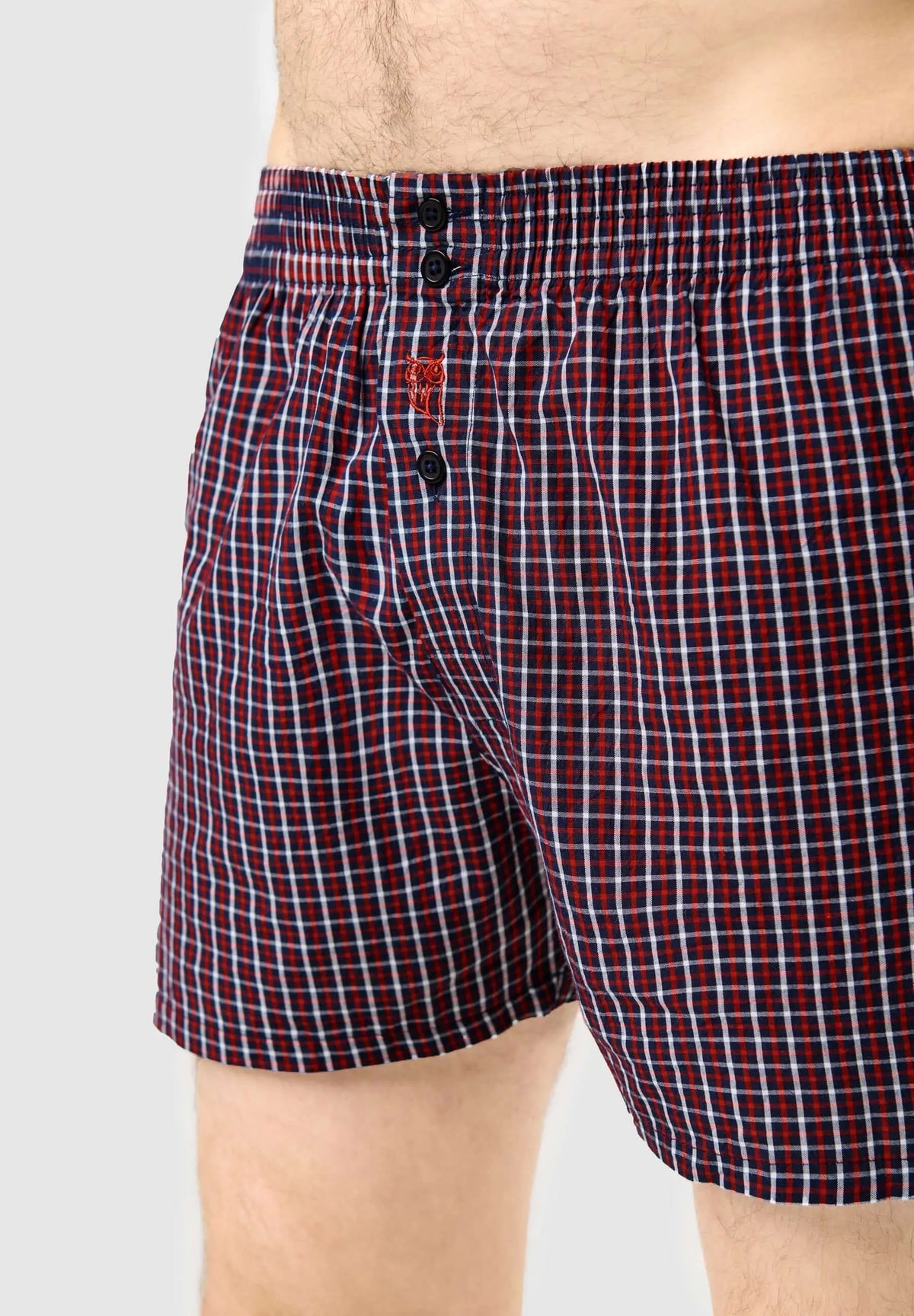 Calzoncillo bóxer holgado para hombre en algodón con estampado de cuadros rojos, azules y blancos y cierre de botones.