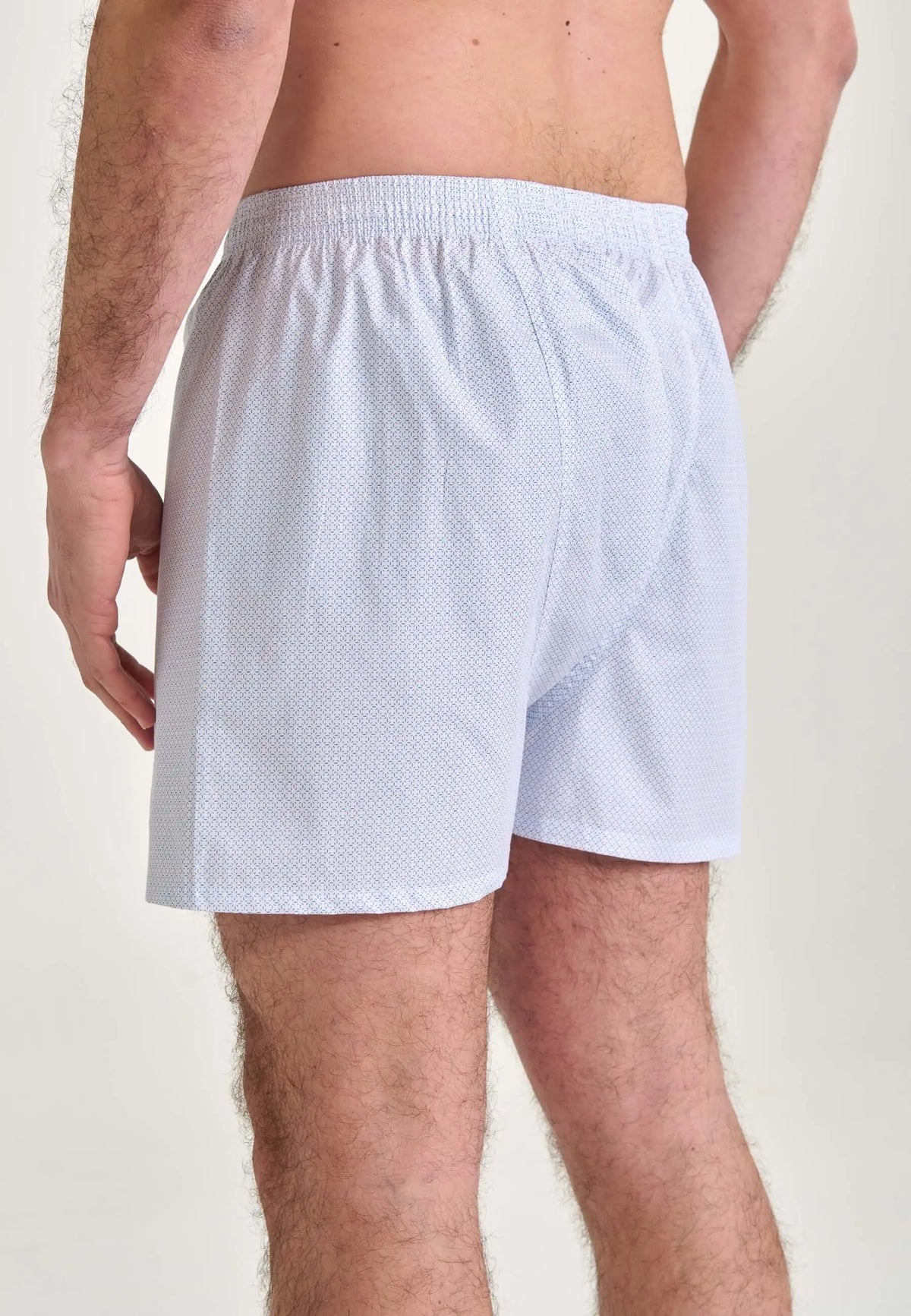 Calzoncillo bóxer holgado para hombre en algodón celeste con estampado geométrico pequeño y cintura elástica.