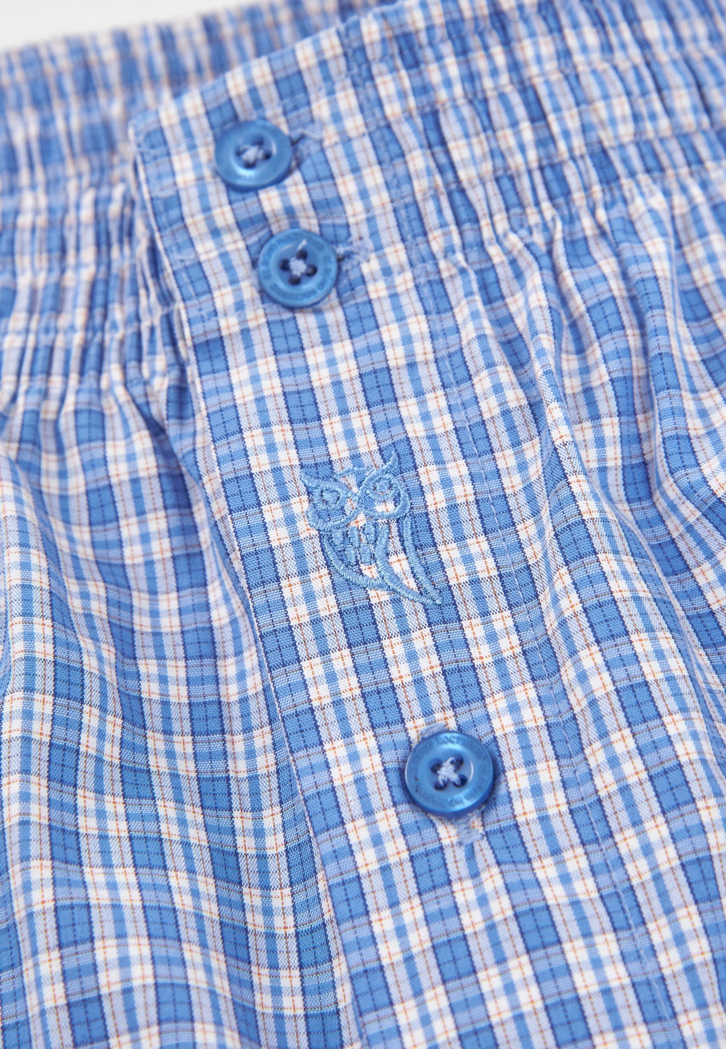 Pantalones cortos de cuadros azules, algodón suave, con botones y bordado de mariposa. Ideal para el verano.