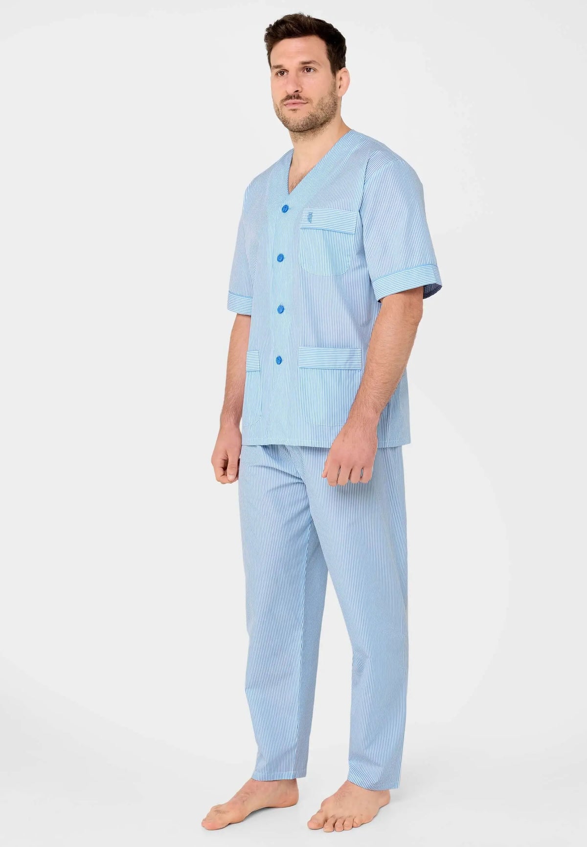 Pijama hombre, modelo con camisa manga corta de rayas azul/blanco, botones, bolsillo y pantalón largo a juego.