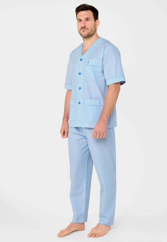 Pijama hombre, modelo con camisa manga corta de rayas azul/blanco, botones, bolsillo y pantalón largo a juego.
