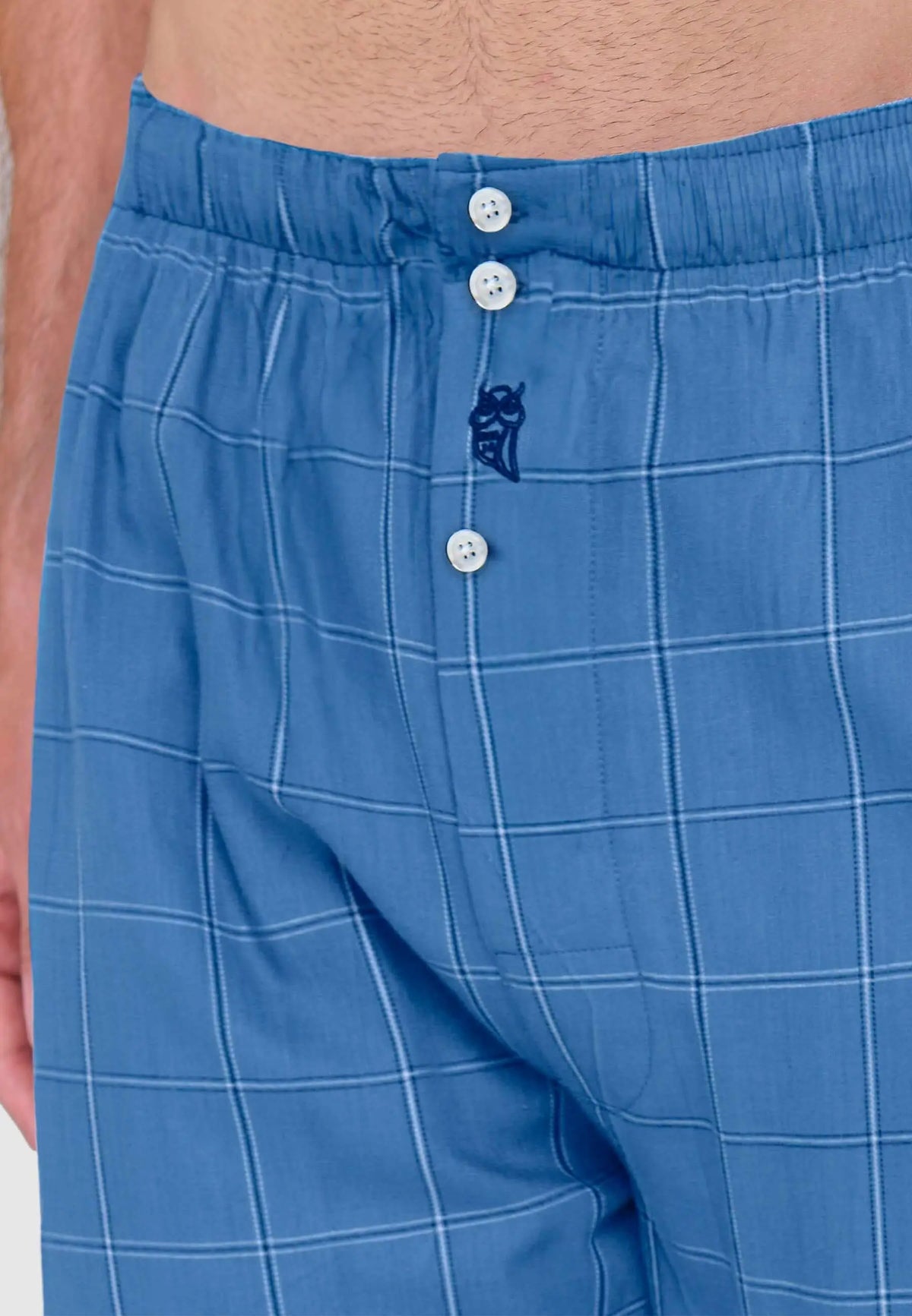 Calzoncillo bóxer de hombre azul a cuadros, corte holgado en algodón popelín con cintura elástica y cierre de botones.