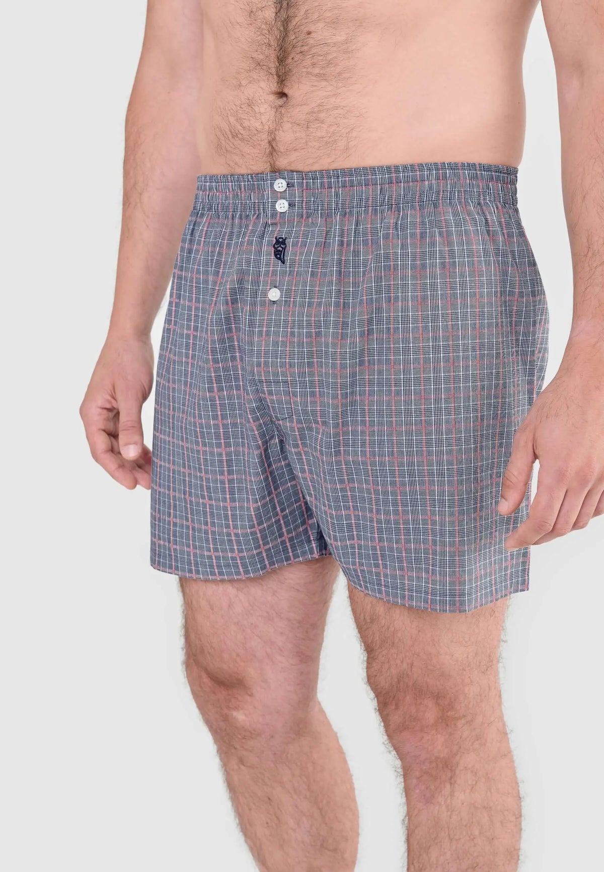 Calzoncillo bóxer para hombre de algodón, ajuste holgado, estampado a cuadros en gris con detalles en rojo.