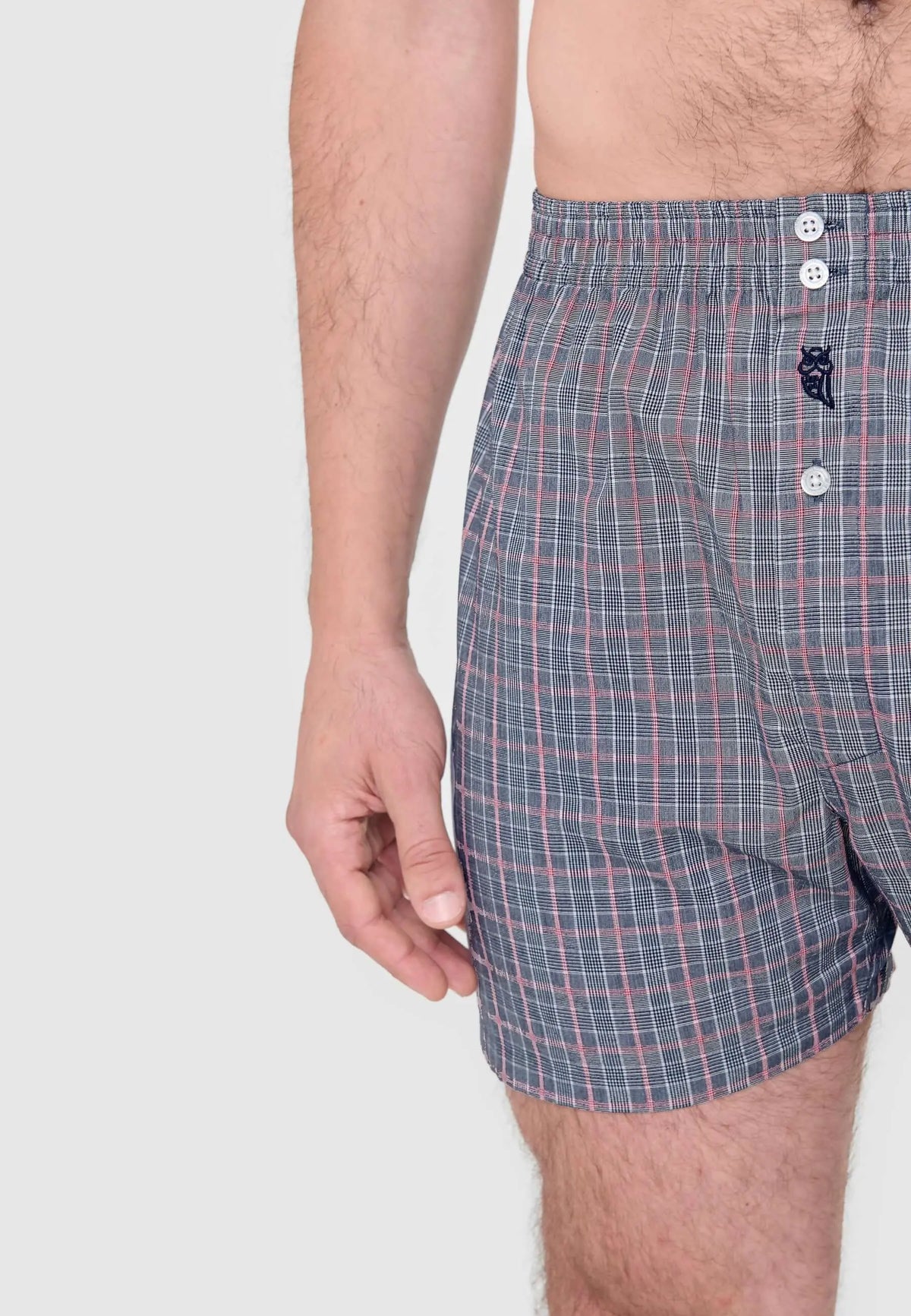 Calzoncillo bóxer de hombre estilo holgado en algodón popelín gris con estampado de cuadros y cierre de botones.
