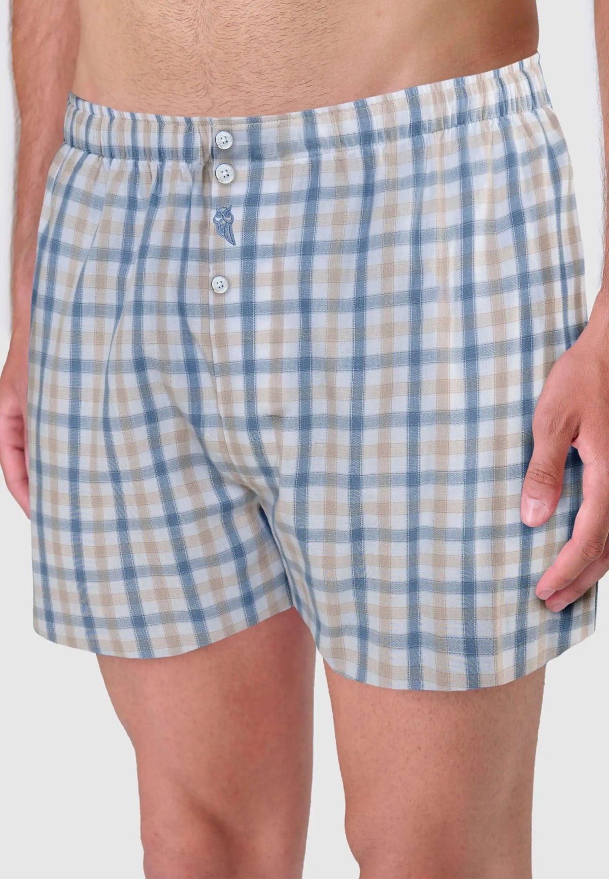 Calzoncillo bóxer de hombre de algodón popelín, diseño de cuadros en tonos verdes y beige con cierre de botones.