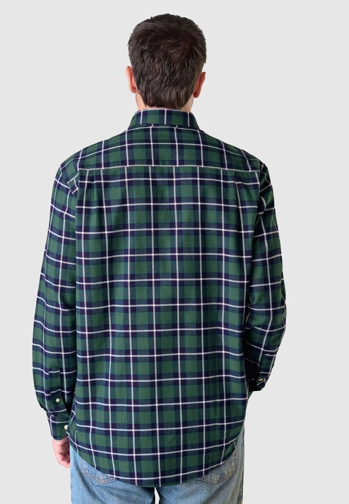 Camisa de hombre de franela de algodón, estilo casual con cuadros verdes y ajuste cómodo, vista posterior.