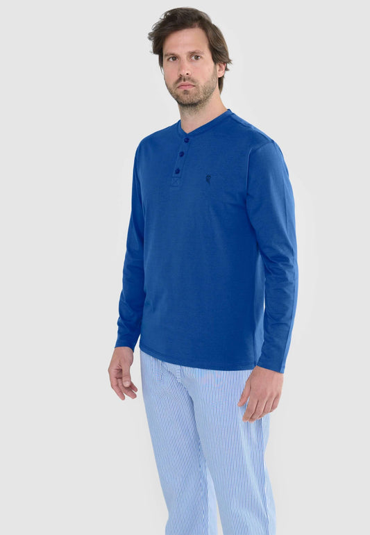 Camiseta Pijama Hombre Manga Larga en color azul, con cuello tapeta y logo bordado.