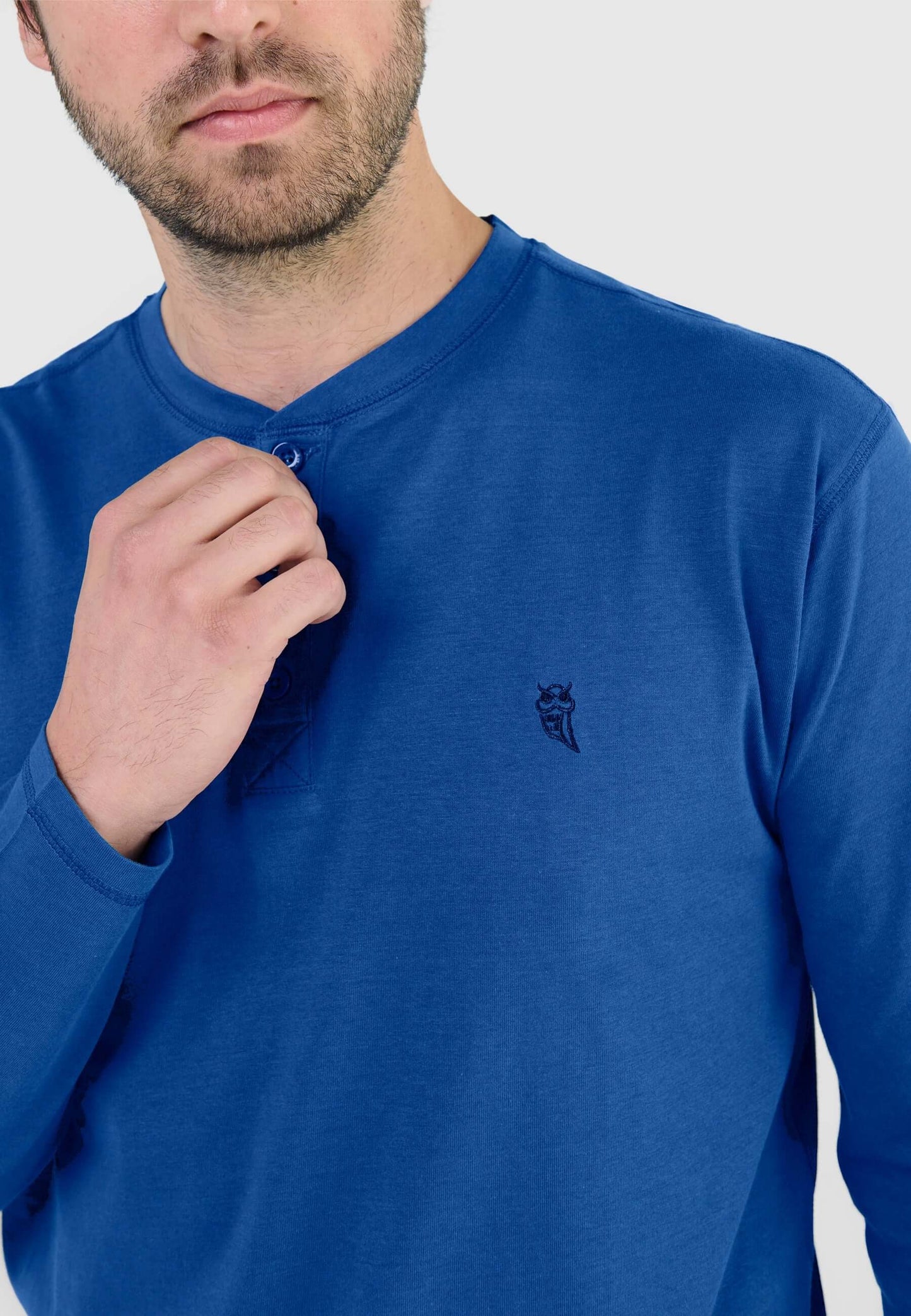 Camiseta Pijama Hombre Manga Larga en color azul, con cuello tapeta y bordado en el pecho.