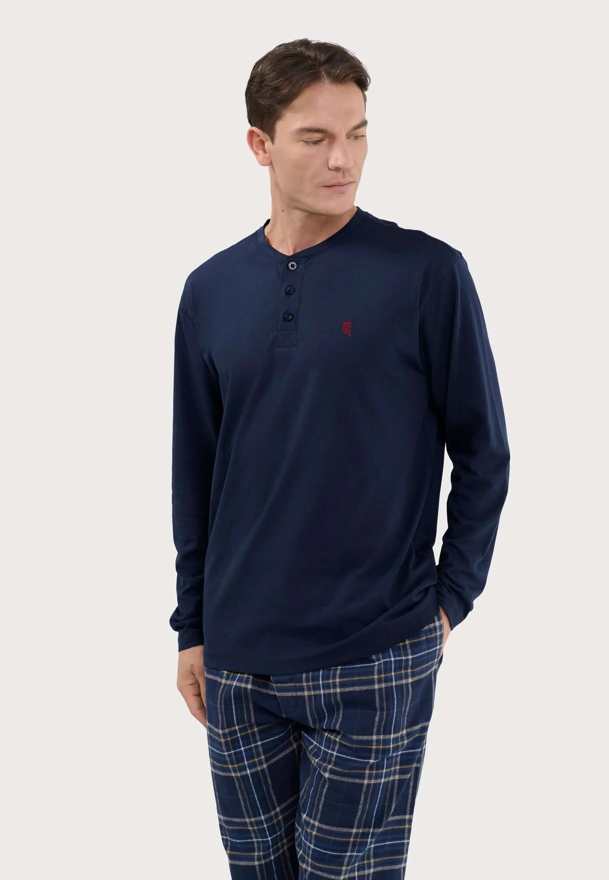 Camiseta de pijama azul para hombre, manga larga, estilo henley con botones, ajuste cómodo y tejido de algodón liso.