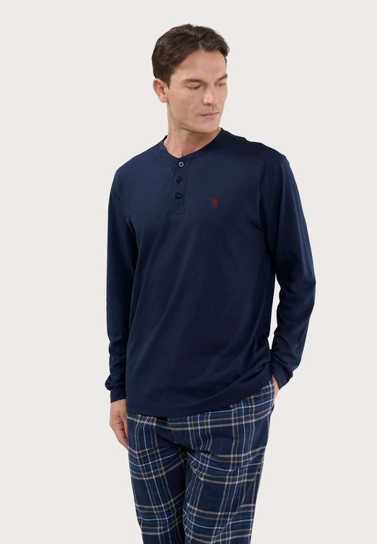 Camiseta de pijama azul para hombre, manga larga, estilo henley con botones, ajuste cómodo y tejido de algodón liso.