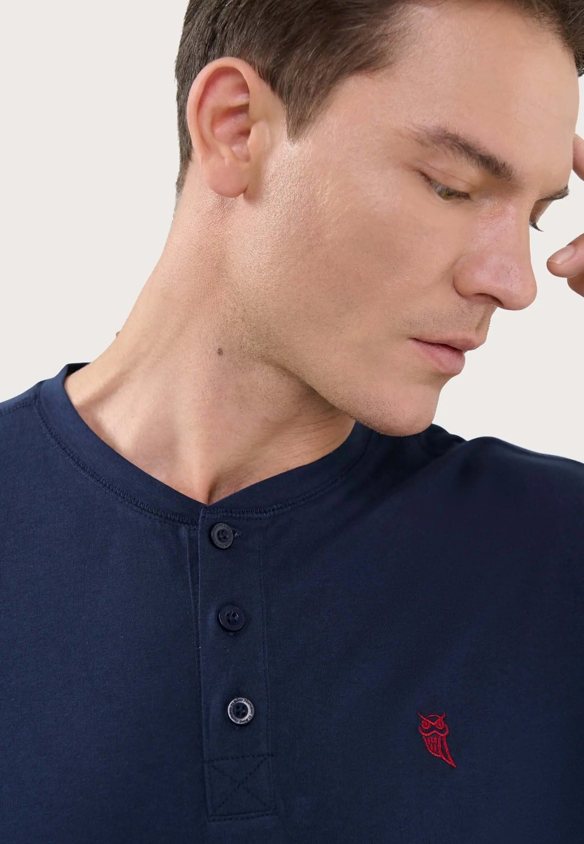 Camiseta de pijama azul marino para hombre con tapeta de botones, corte cómodo y tejido de algodón suave.