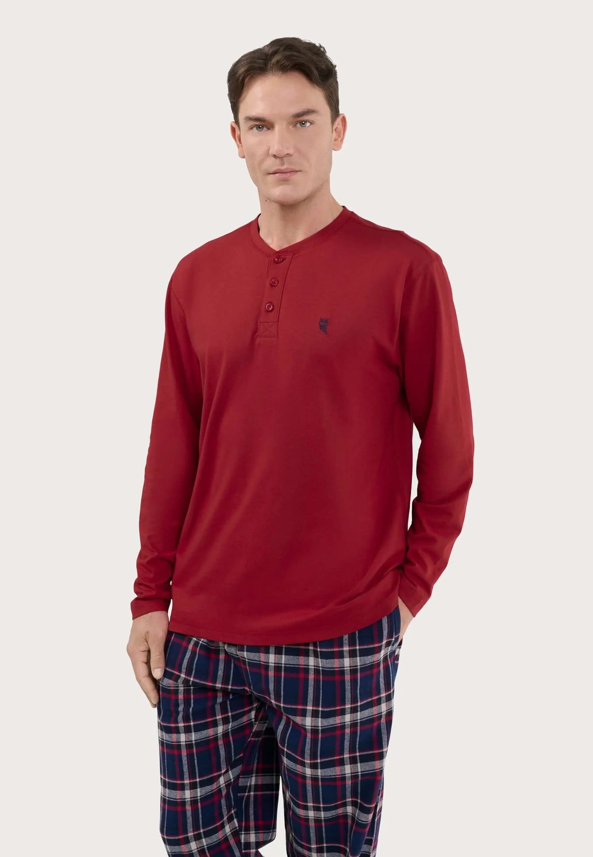 Camiseta de pijama roja de algodón para hombre, manga larga, estilo casual con tapeta de botones y ajuste cómodo.
