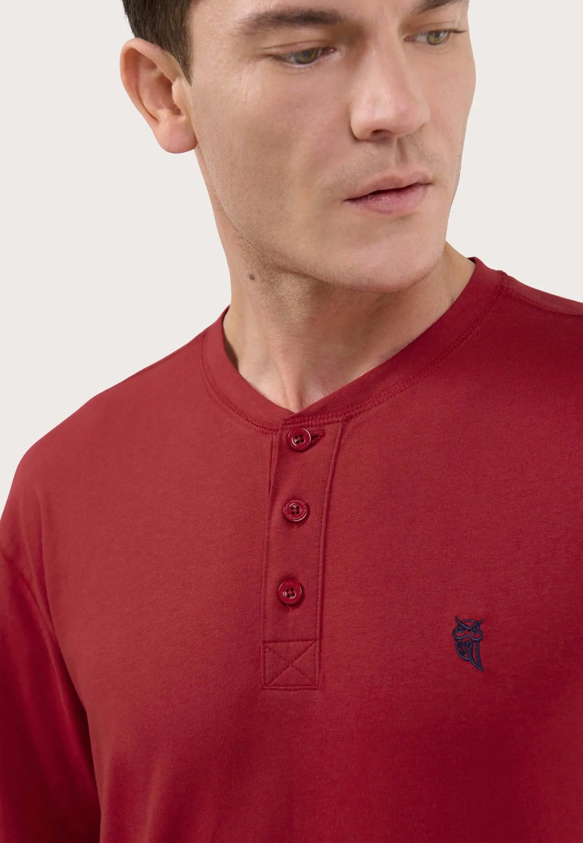 Camiseta de pijama roja para hombre de algodón, manga larga, estilo henley con tapeta de botones y ajuste cómodo.