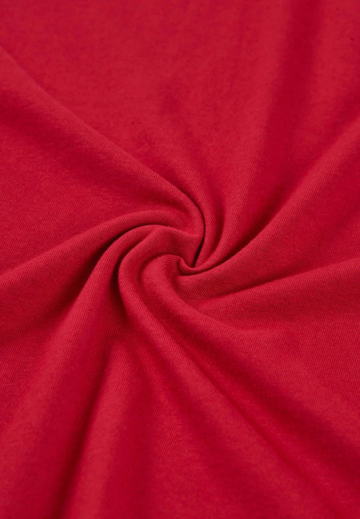 Detalle de tejido de camiseta de pijama para hombre, color rojo liso, confeccionado en algodón suave.