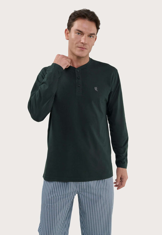 Camiseta de pijama para hombre de manga larga en algodón verde, cuello henley con tapeta de botones, corte cómodo.