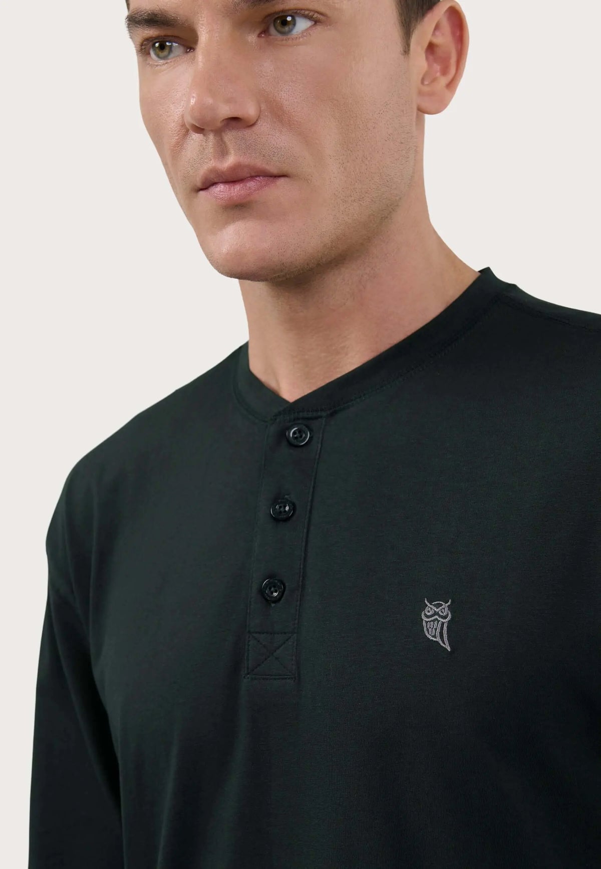 Camiseta de pijama para hombre, manga larga, color verde, algodón, estilo casual con tapeta de botones y ajuste cómodo.