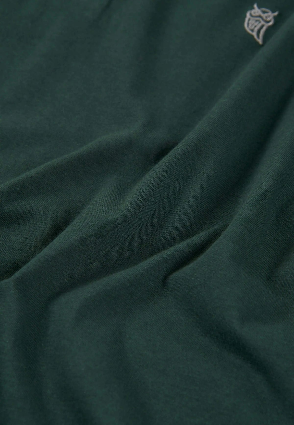 Camiseta de pijama para hombre de manga larga en algodón liso de color verde con detalle de pequeño bordado.