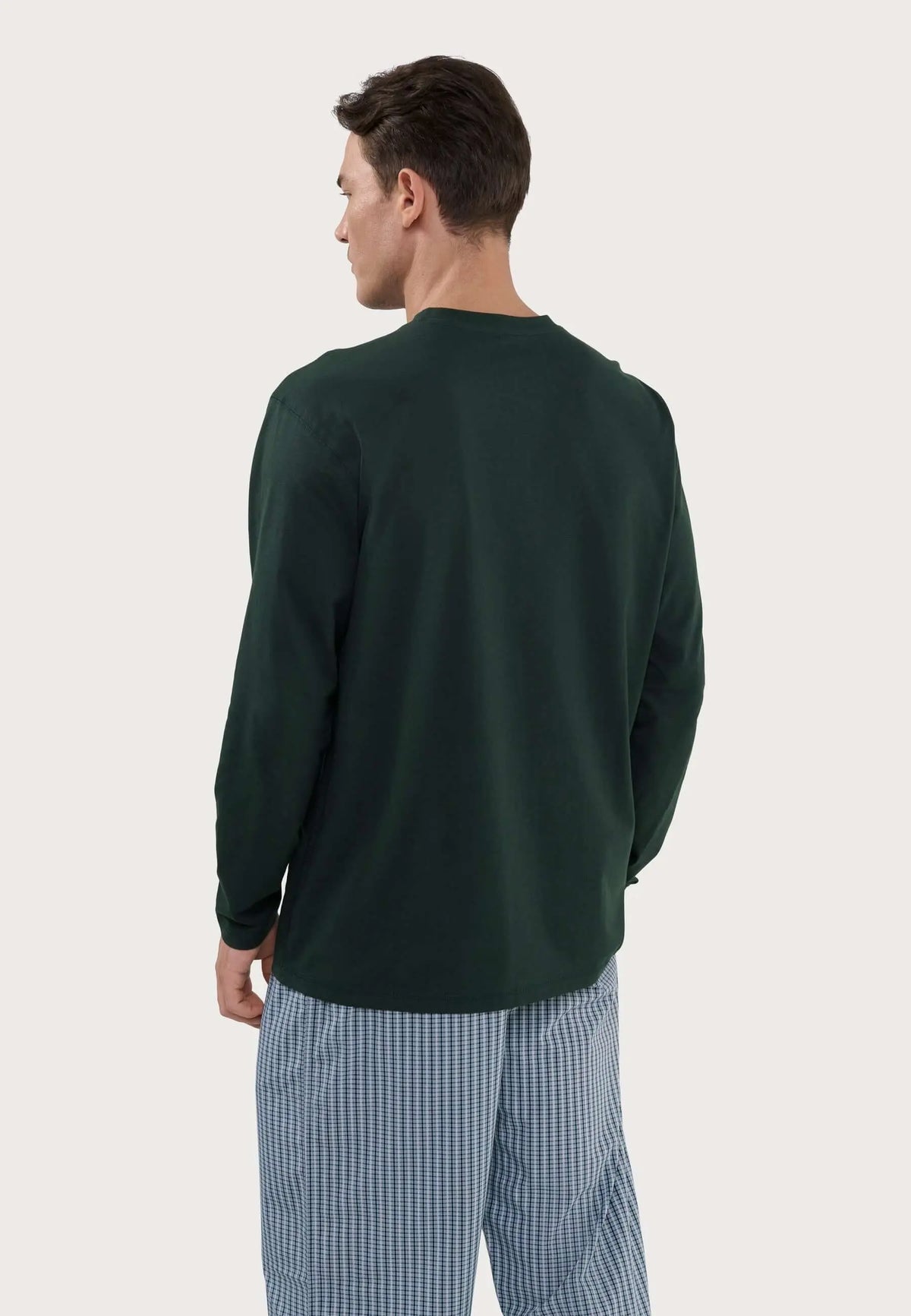Camiseta de pijama para hombre, manga larga, color verde liso, en algodón suave con ajuste cómodo y estilo casual.
