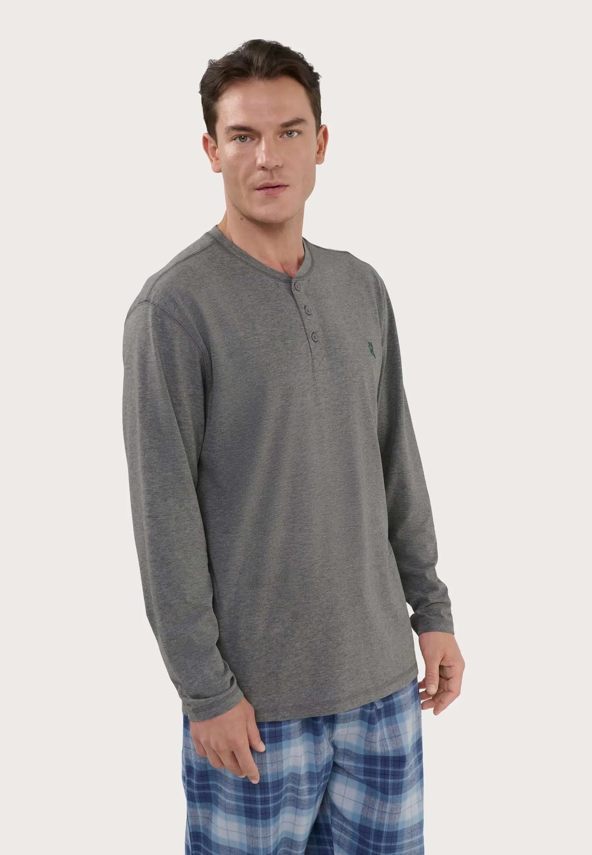 Camiseta de pijama para hombre gris de manga larga, con tapeta de botones y corte cómodo en algodón suave.