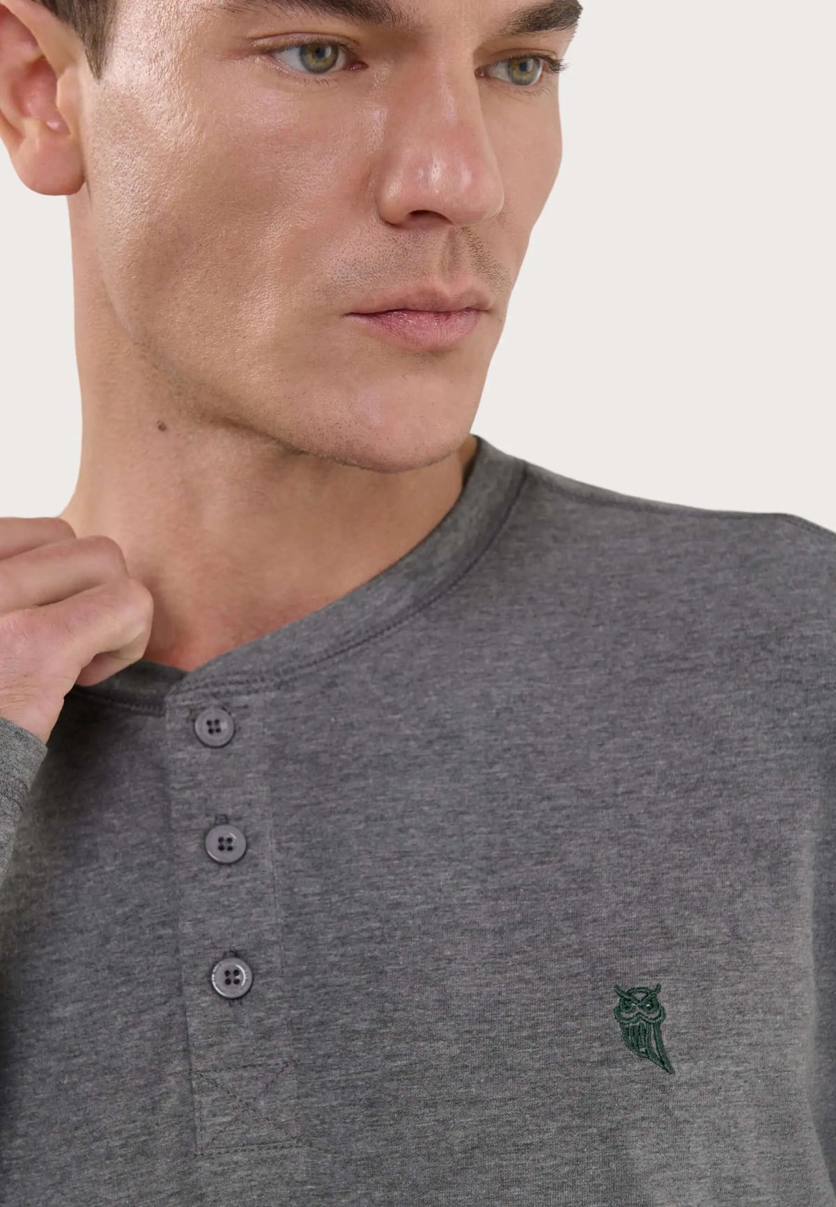 Camiseta de pijama gris para hombre de algodón con manga larga, cuello con tapeta de botones y bordado de un búho.