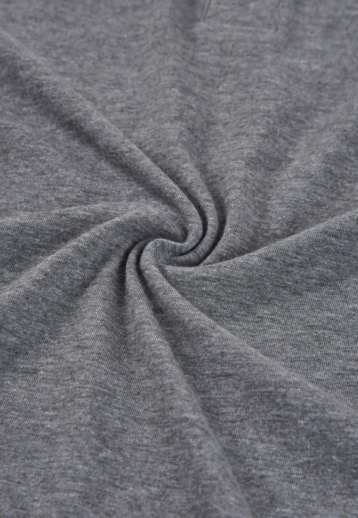 Detalle de tejido de algodón suave en color gris jaspeado para camiseta de pijama de hombre.